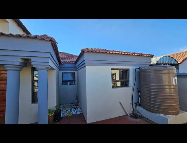 5 BEDROOM HOUSE FOR SALE IN PROTEA GLEN EXT